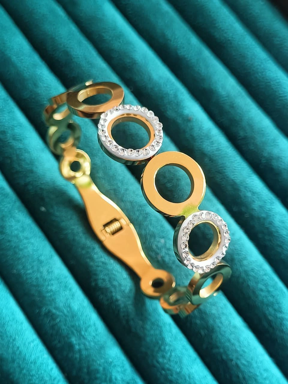 Circular motif bangle