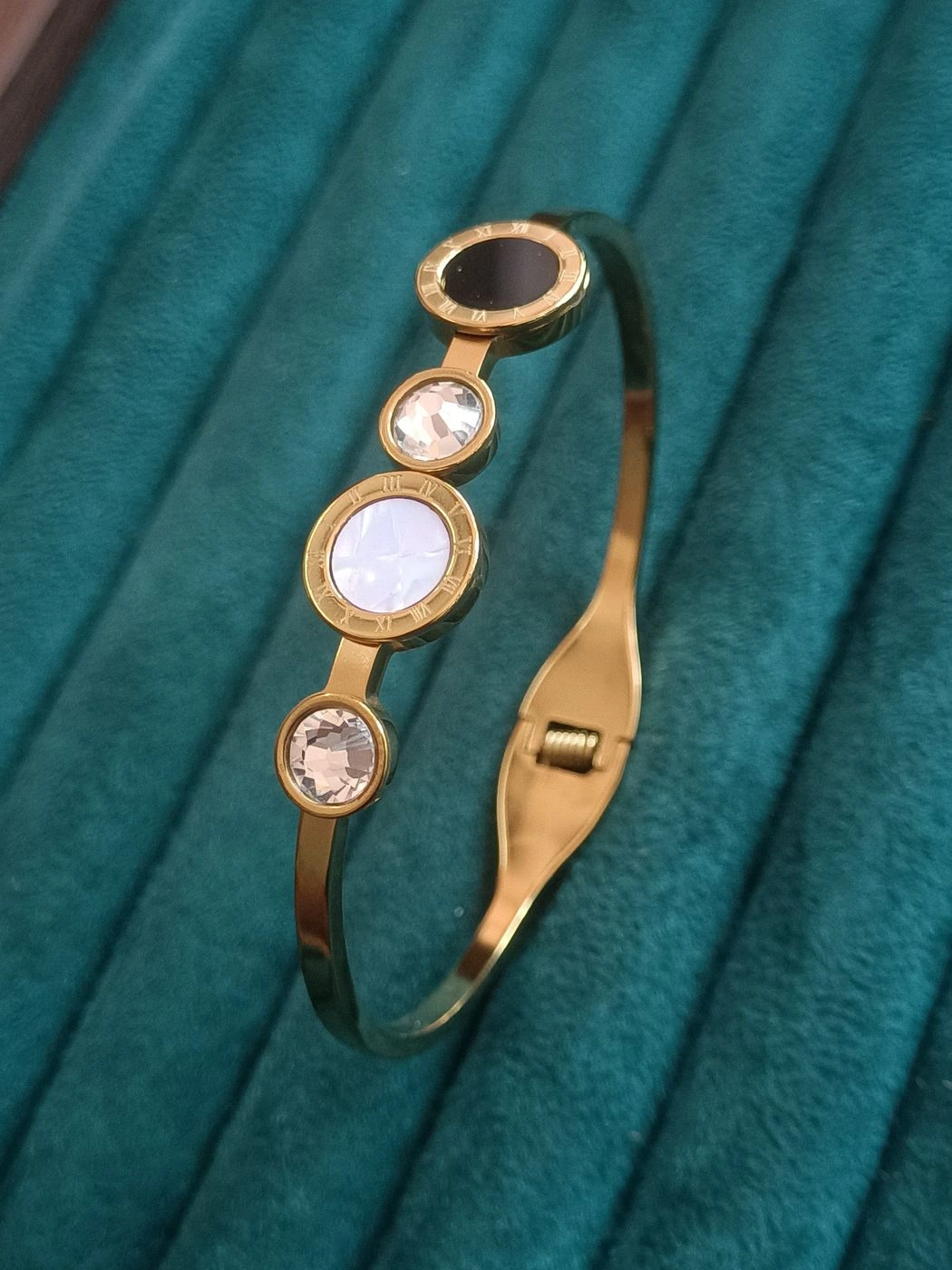 Eterna orbit Bangle