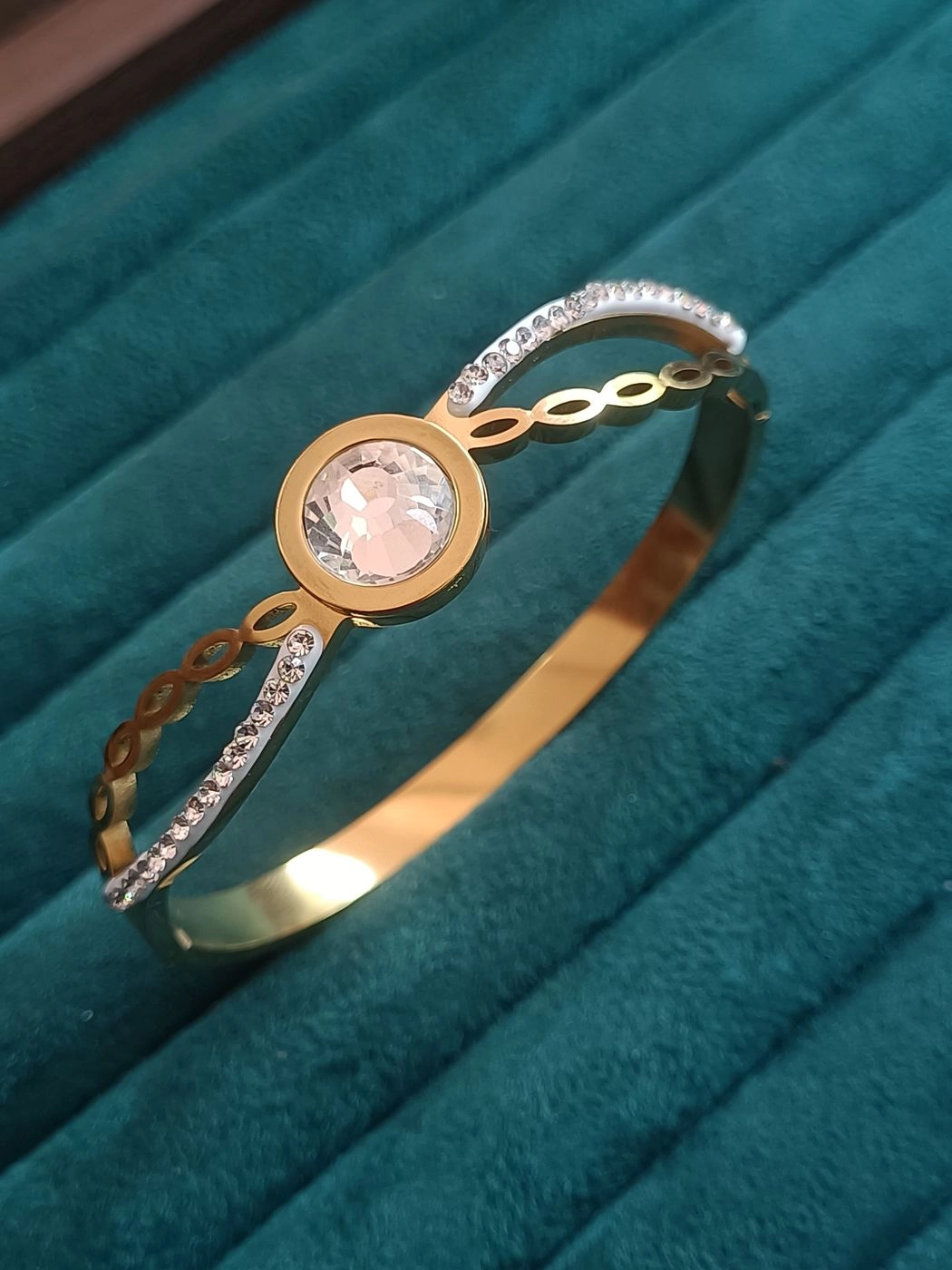 Radiant orbit cristal bangle