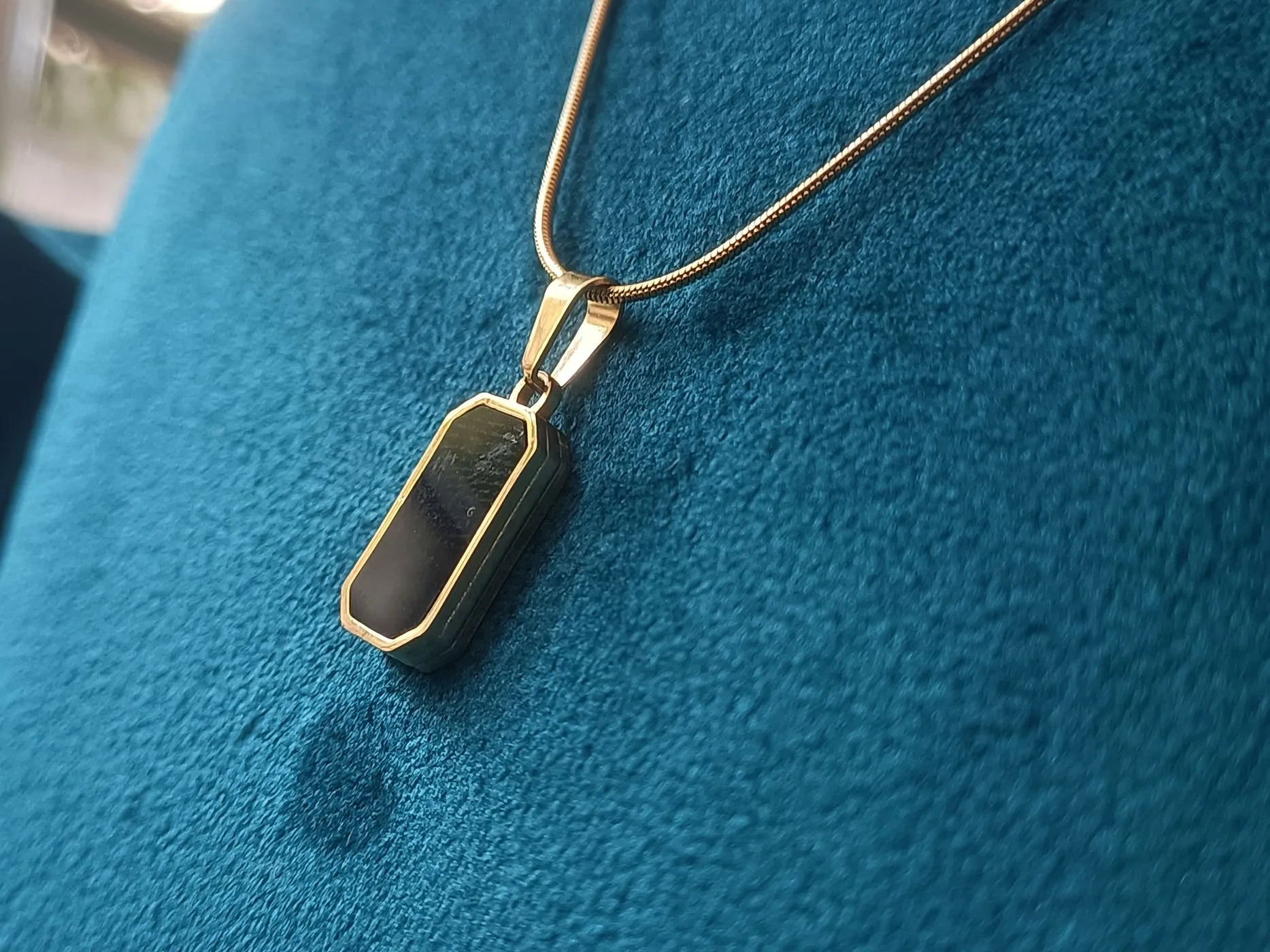 Dual colour geometric pendent