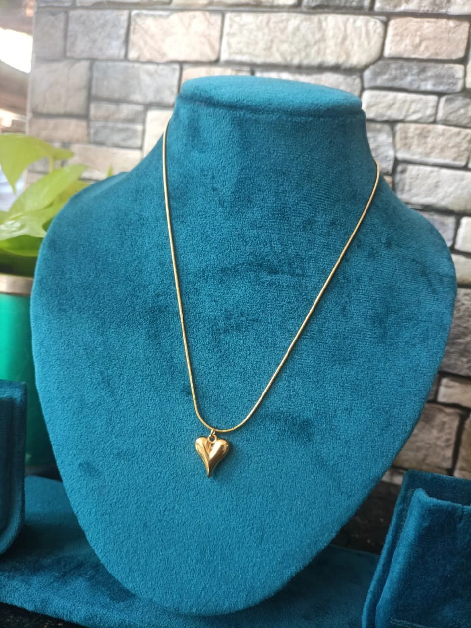 Solitary radiant heart neckchain