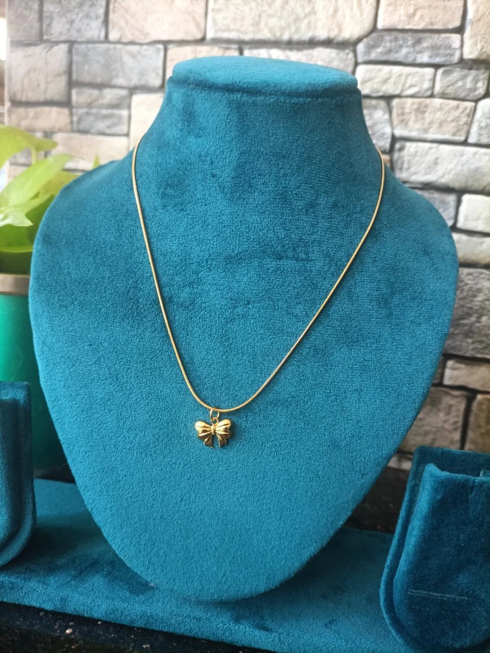 Bow pendent necklace