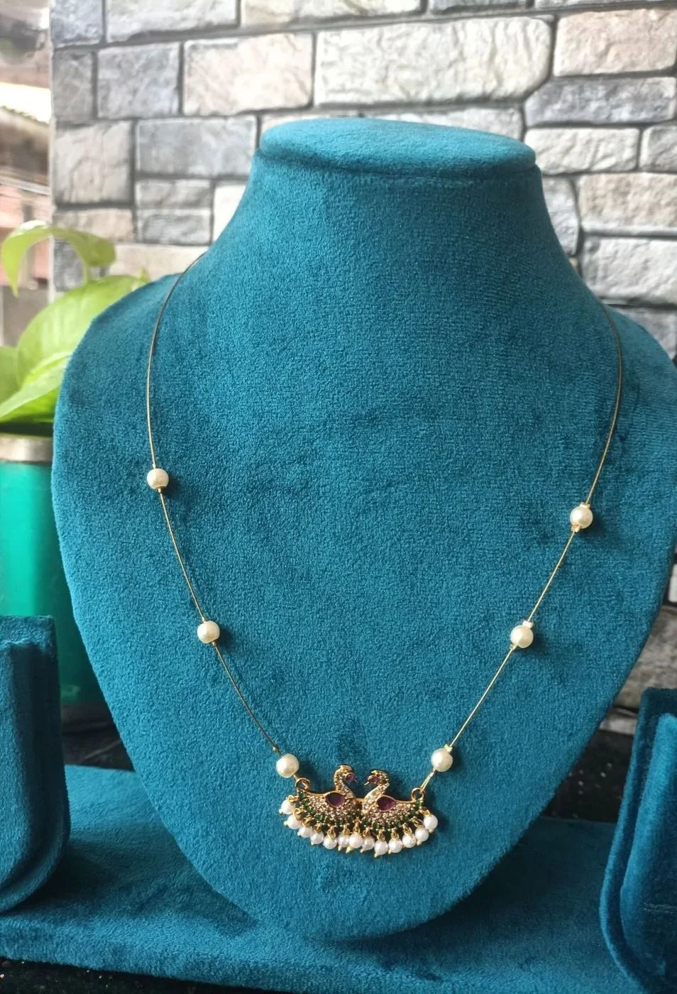 Twin swan motif necklace