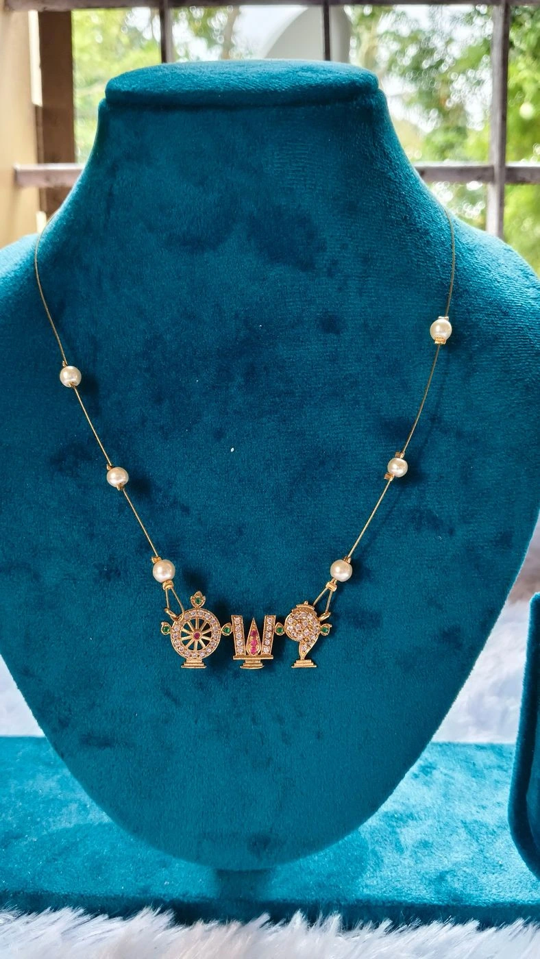 The divine trinity choker